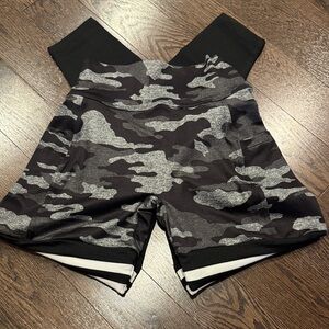 Bombshell Sportswear Camo thigh high leggings nwt